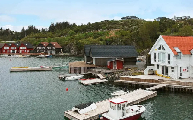 6 Person Holiday Home in Urangsvag