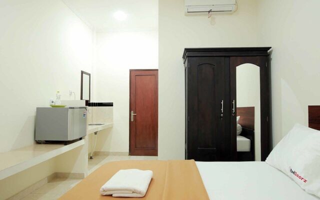 RedDoorz near Marlboro