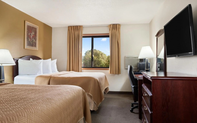 Travelodge by Wyndham La Porte/Michigan City Area