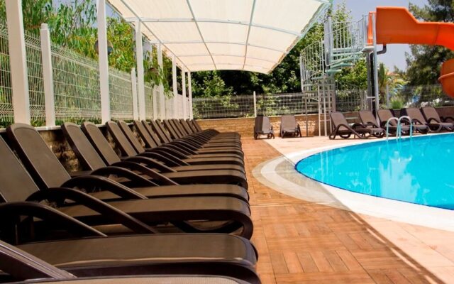 Adella Side Hotel