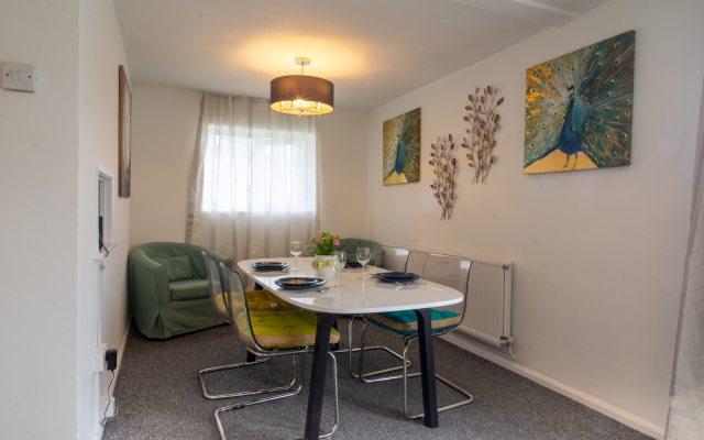 PickThePlace 3-bedroom Plymouth apartment