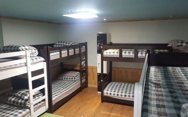 Dongbaekseom Guest House