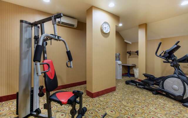 Gateway Hotel & Suites, Ascend Hotel Collection