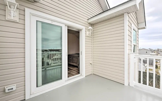 New Townhome < Half Mi to Beach!