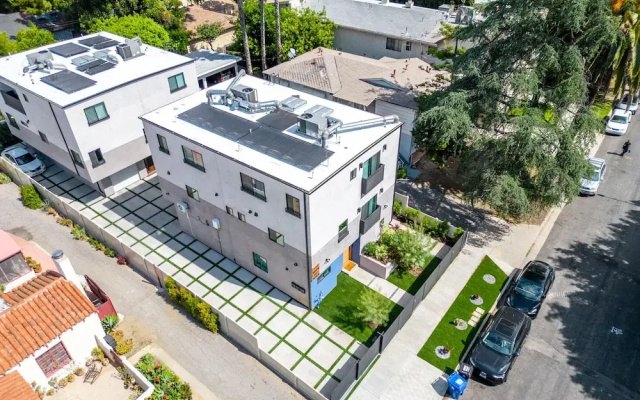 Stylish Sherman Oaks Townhouse W/ 3 Master Suites