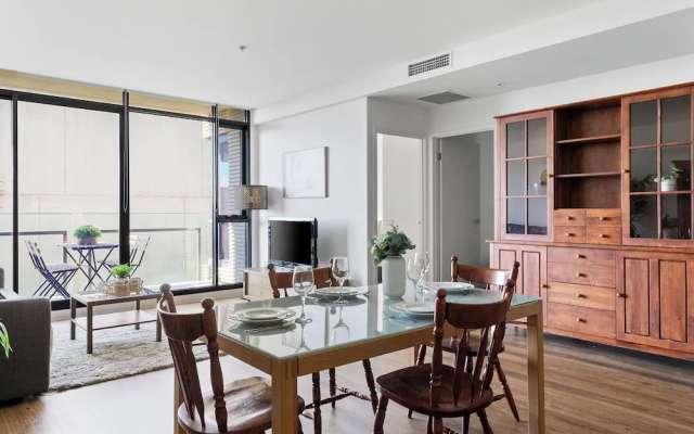 A Chic 2BR Apt Near Melbourne Uni, Free Parking – Guest Rooms – Melbourne