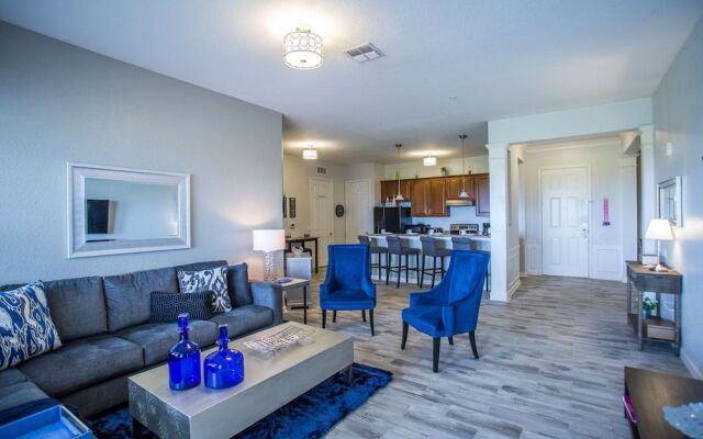 Altavista Lakeview 3 Bedroom Condo by RedAwning