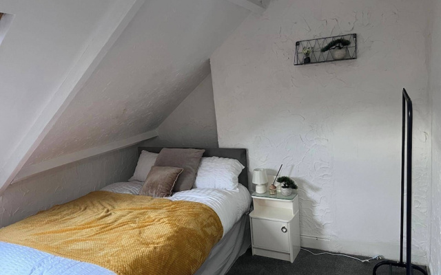 Apt - Sleeps 10 - Parking - Ideal for Contractors