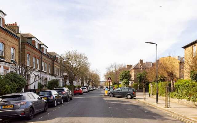 The Finsbury Park Arms - Elegant 2BDR Flat with Garden