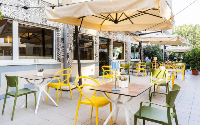 Adesso Hotel