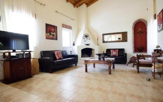 Traditional House 2 with Pool
