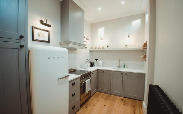 ch1 boutique stays - queen suite