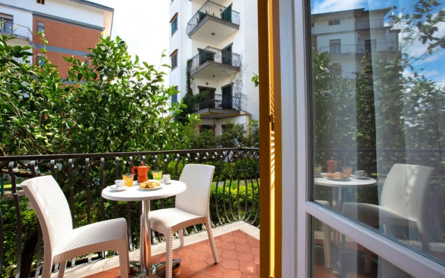 Modern Apartment with Terrace, Swimming Pool&Tennis
