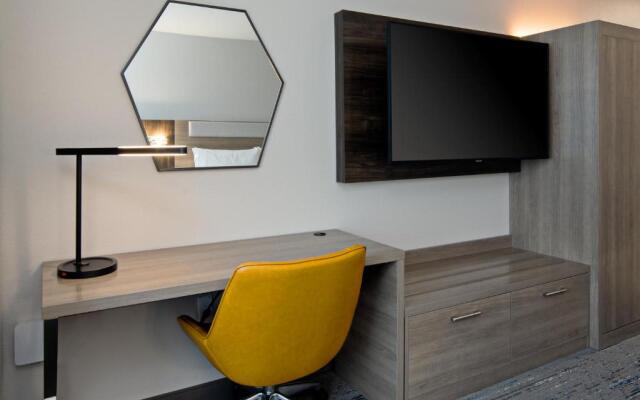 Holiday Inn Express & Suites Valencia - Santa Clarita by IHG
