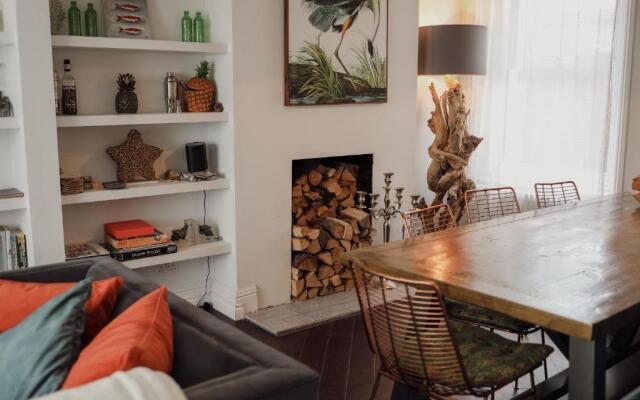 Beautiful Beach House with 4 Bedrooms and Hot-Tub