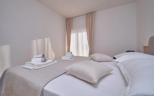 M Entire floor in a spacious house with pool