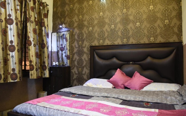 Lucky Restaurant And Guest House – Guest Rooms – Agra