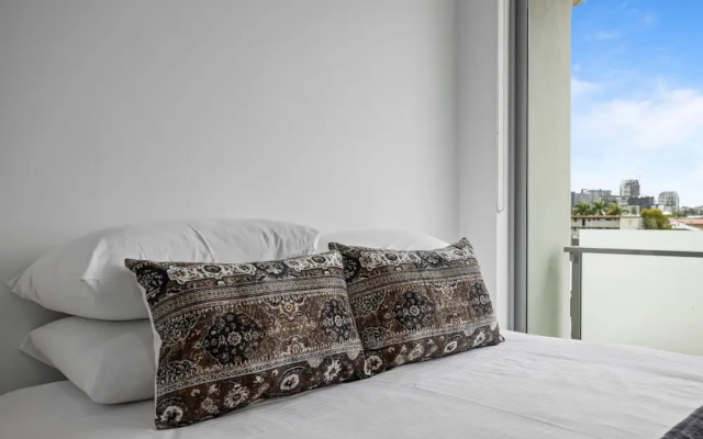 Sleek 2-bed With Balcony and Communal BBQ Area – Guest Rooms – Brisbane