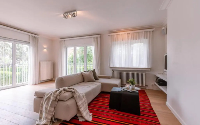 Family apartment with lovely garden and parking