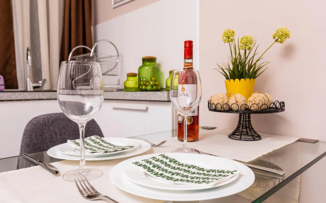 Stella 1&2 - Pink and Grey Studios near the Singing Fountains