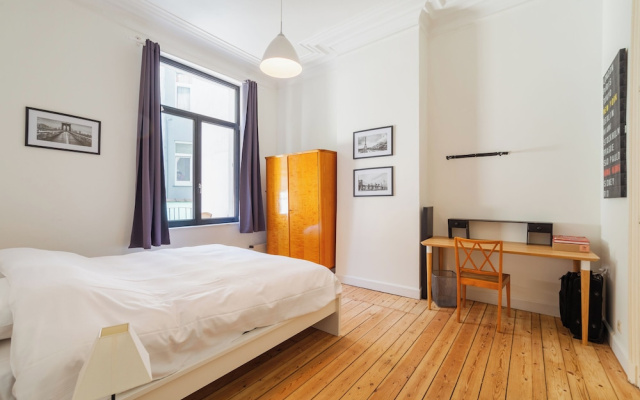 1 Bedroom W Kitchen and Bathroom In Trendy St Gilles