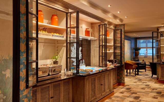 Carlton Ambassador Hotel