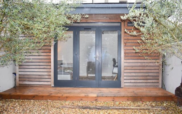 2BD Seafront Flat w Tasteful Decor & Large Garden