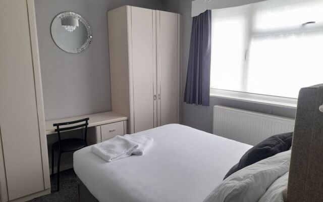 Bright 4-bed House 15 min to Manchester Centre