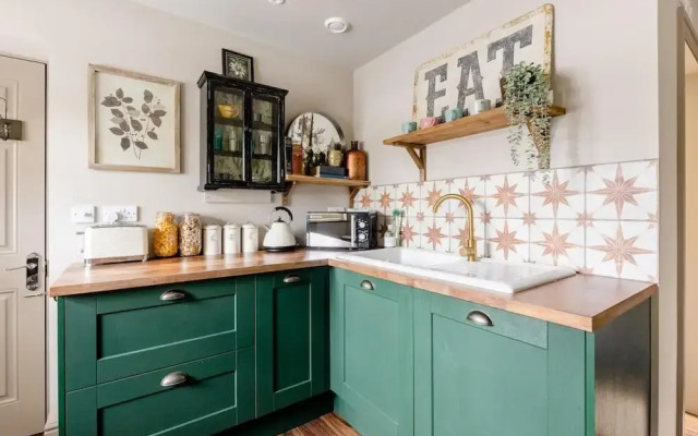 Stunning Private En-suite Studio in Cobham