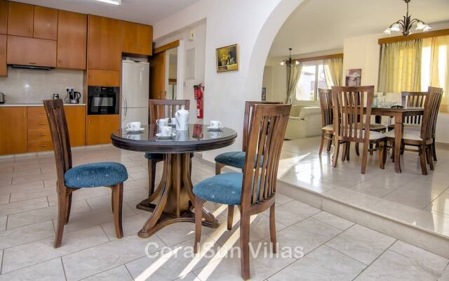 Amazing Pool, Complete Privacy, Amenities and Beach Nearby