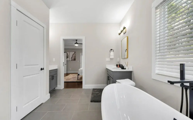 New Luxury Family Friendly Home Centrally Located