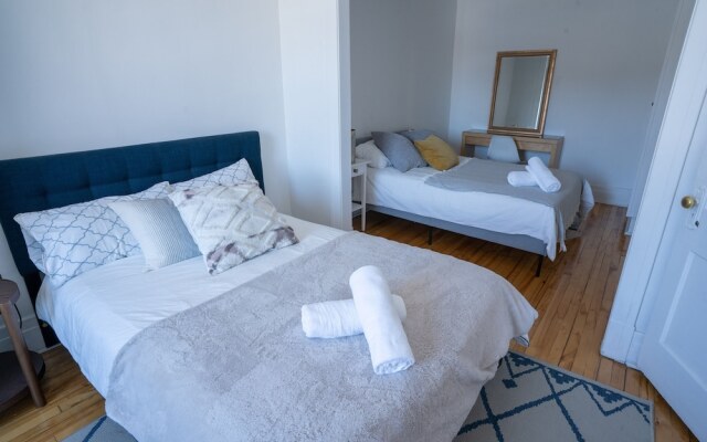 Stunning 2 Bedroom Apt! 3mins Walk From CDN Metro