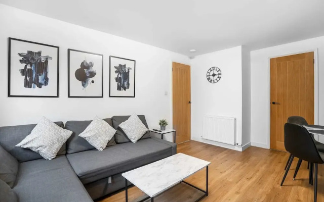 Modern 2bed Apartment-free Parking