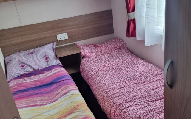 Lovely 8 Berth Direct Beach Access