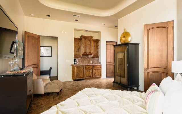 All-suite Tuscan W/ Pool, Spa & Sports Court 4 Bedroom Home