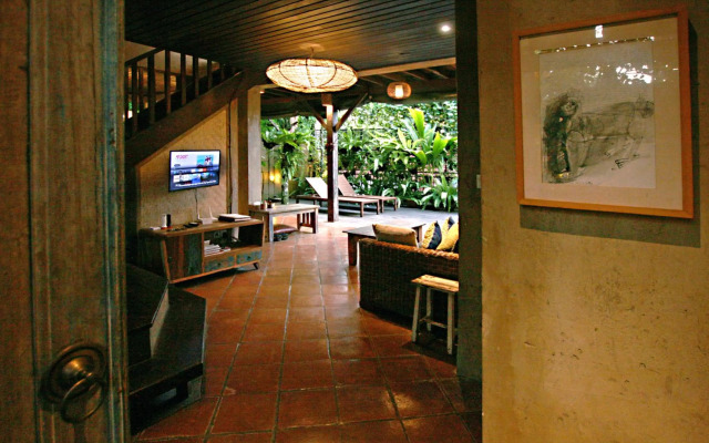 Artist Eco Villa With Wood And Clay