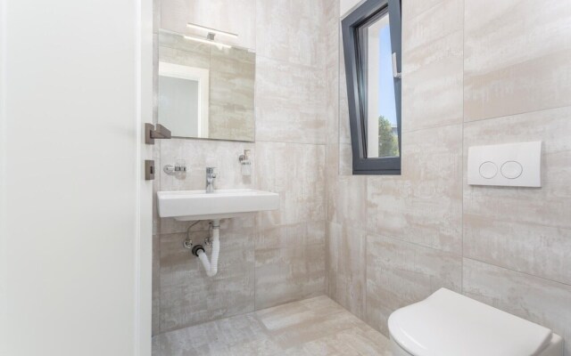 Awesome Apartment in Malinska With Jacuzzi, Wifi and 3 Bedrooms