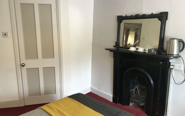 Drewe Arms Bunk Rooms & Church Cottage