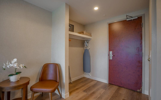 Monte Carlo Inn Oakville Suites
