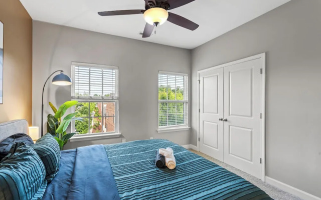 Upscale King 3BR Townhouse in Pineville