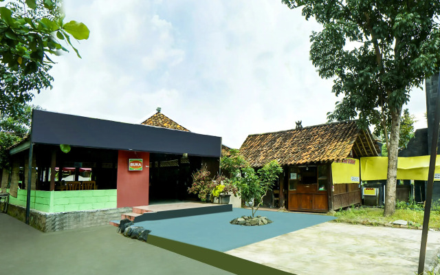 Omah Mbah Lurah Syariah by OYO Rooms