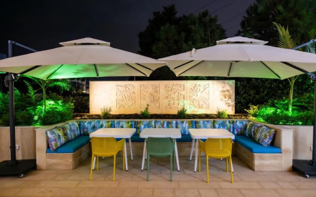 Le Grove Hotel