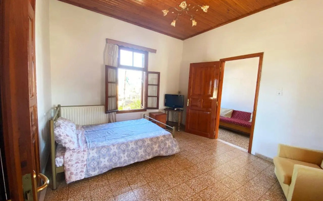 Dusk Apartments with Stunning Mountain View (Adults Only)