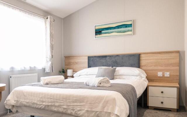 Lilac Lodge with Hot Tub