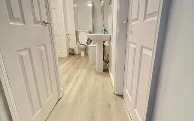 Spacious Flat with River View, 1A