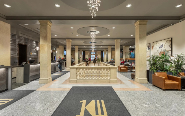 One King West Hotel & Residence