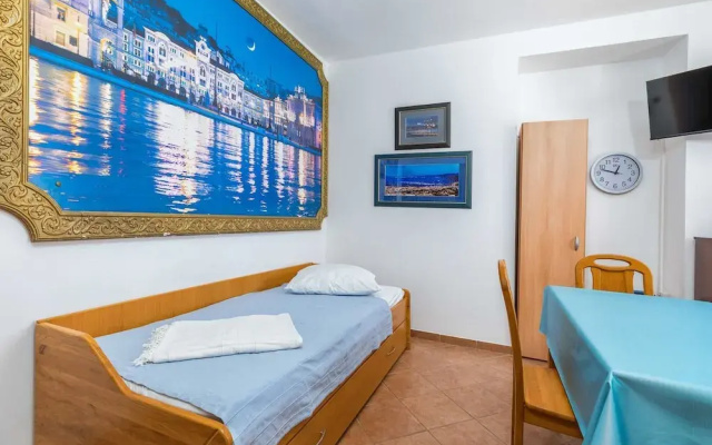 Apartment in Cres With Sea View and Old Town