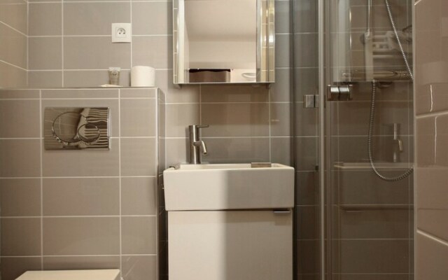 S02434 - Studio for 2 People, Metro Station Sentier