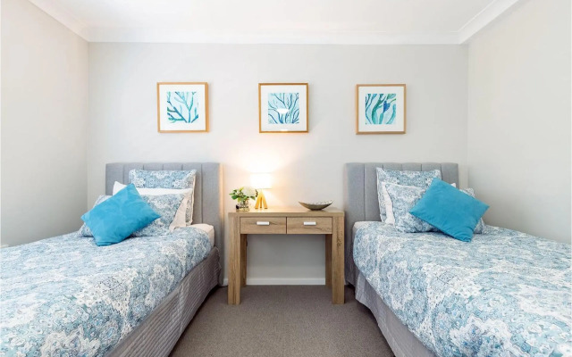 Sandy Beach House - Corlette Waterfront