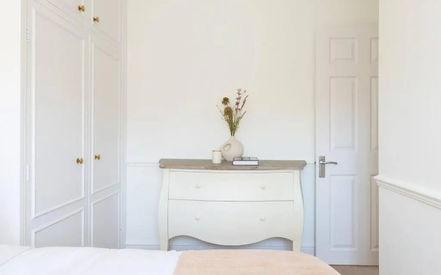 Spacious 3 bedroom flat with terrace